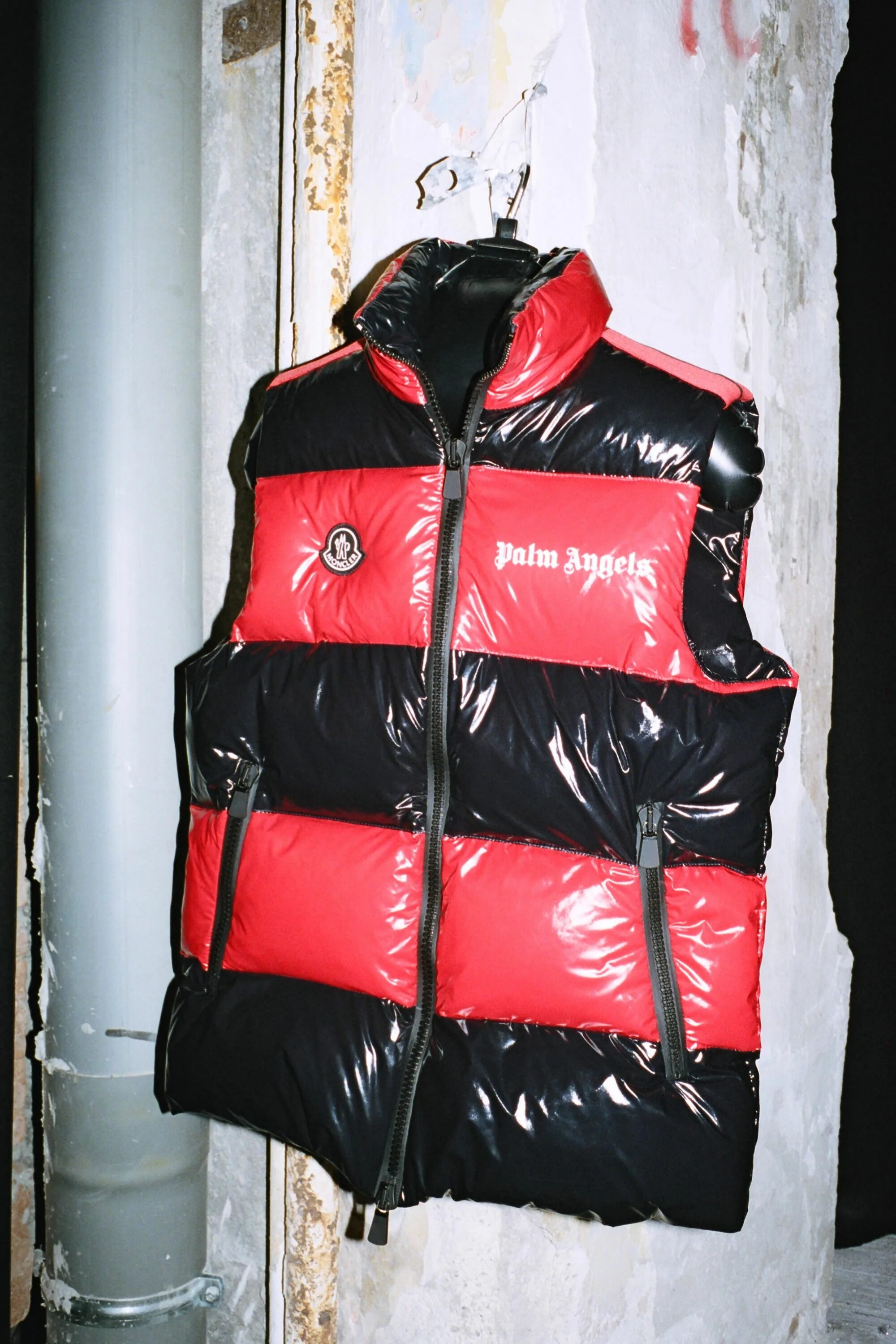 Куртка palm angels bomber track jacket 'camel/off white', загар. Moncler maya 70. Светящиеся пуховик palm angels. Moncler palm angels пуховик светящийся. Moncler palm angels.