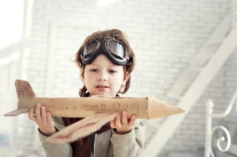 Мечта стать героем. Ребенок с самолетиком в руке. Детям о мечте. Мечта стать героем. Мечта стать героем.