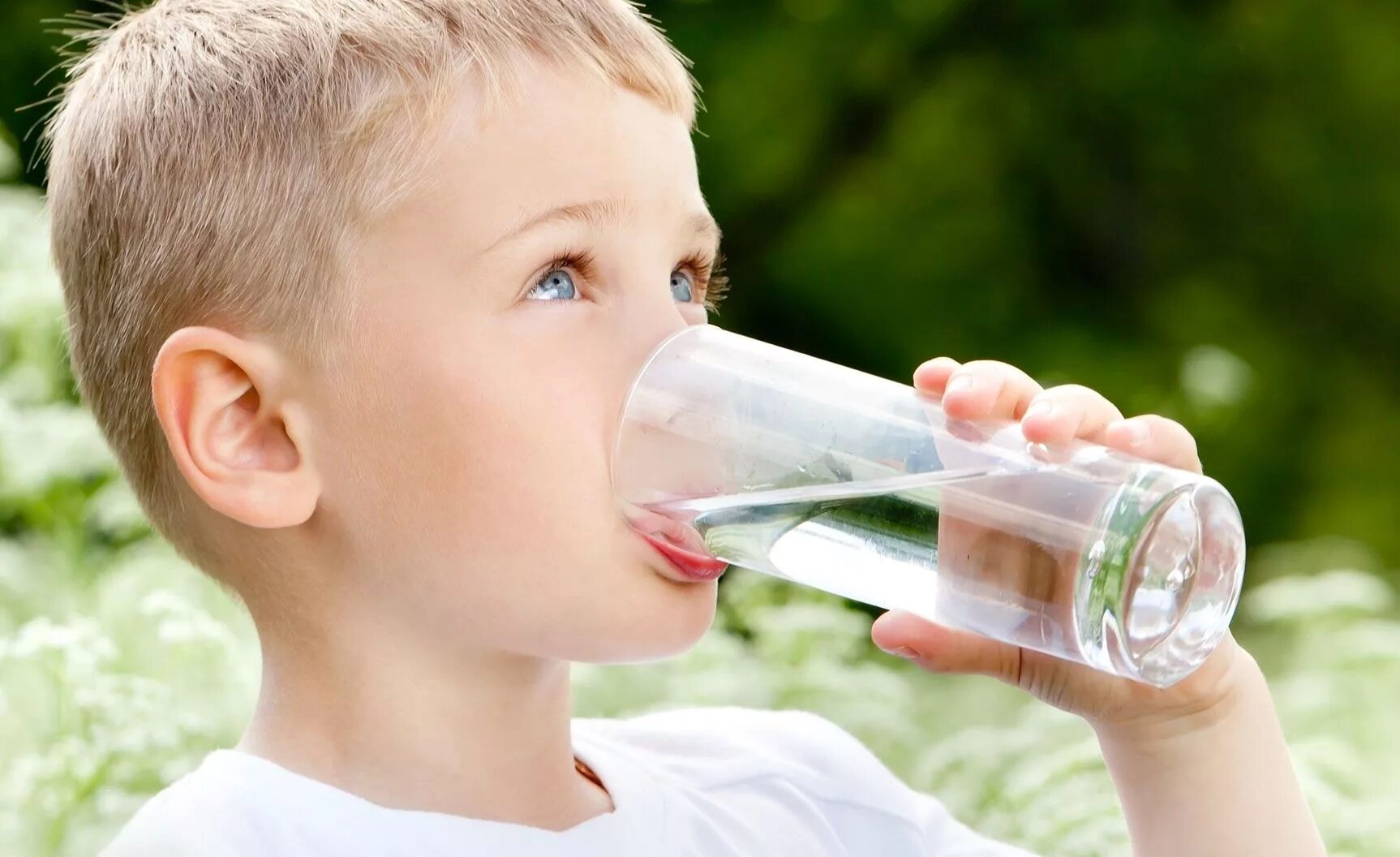 Ребенок год не пьет воду. Ребенок пьет воду. Человек пьет воду. Мальчик пьет воду. Человек пьющий воду.