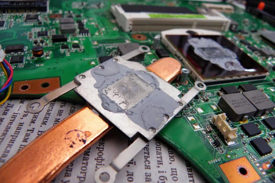 детали ноутбука. распространенные поломки ноутбуков. ремонт ноутбуков. неисправности материнской платы. ноутбук для монтажа.