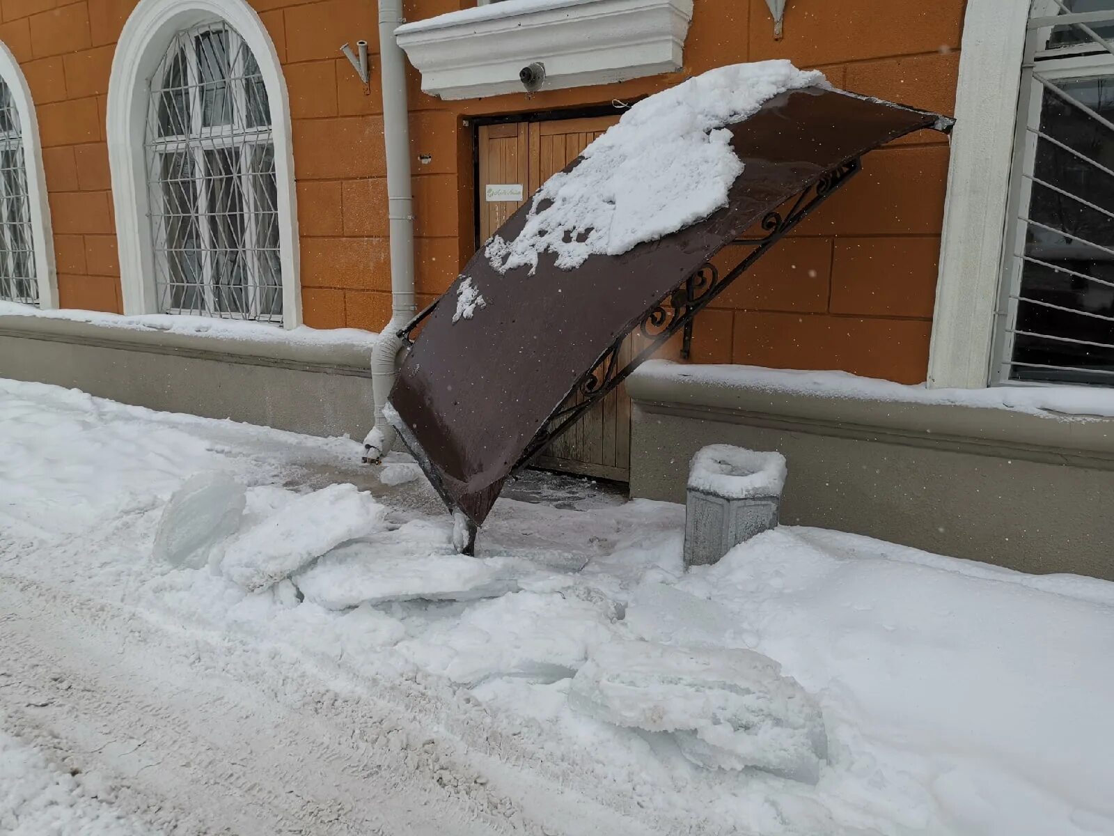 Глыба льда на крыше. Снег на крыше. Снег на козырьке. Глыба снега.