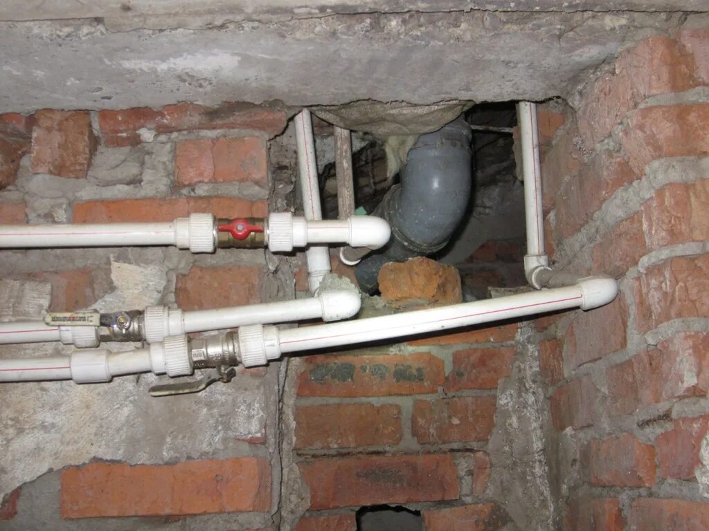 подвал с трубами. трубы отопления в многоквартирном доме. разводка водопровода в подвале частного дома. трубы отопления в подвале. трубы отопления в подвале многоквартирного дома.