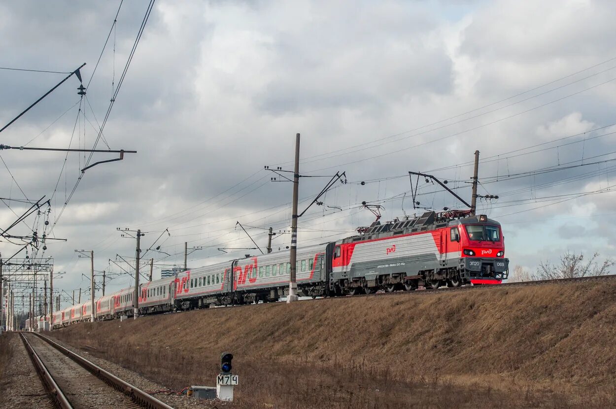 Поезд лихая волгоград. Пассажирский электровоз эп1м. Станция лихая платформы ржд. Ржд москва лихая. Станция лихая ростовская область.