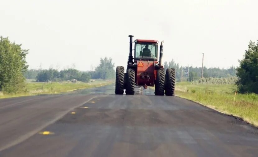 ехал трактор по дороге. трактор террион 3180. движение трактора по дорогам. мтз 82 с прицепом для рулонов. ехал трактор по дороге.