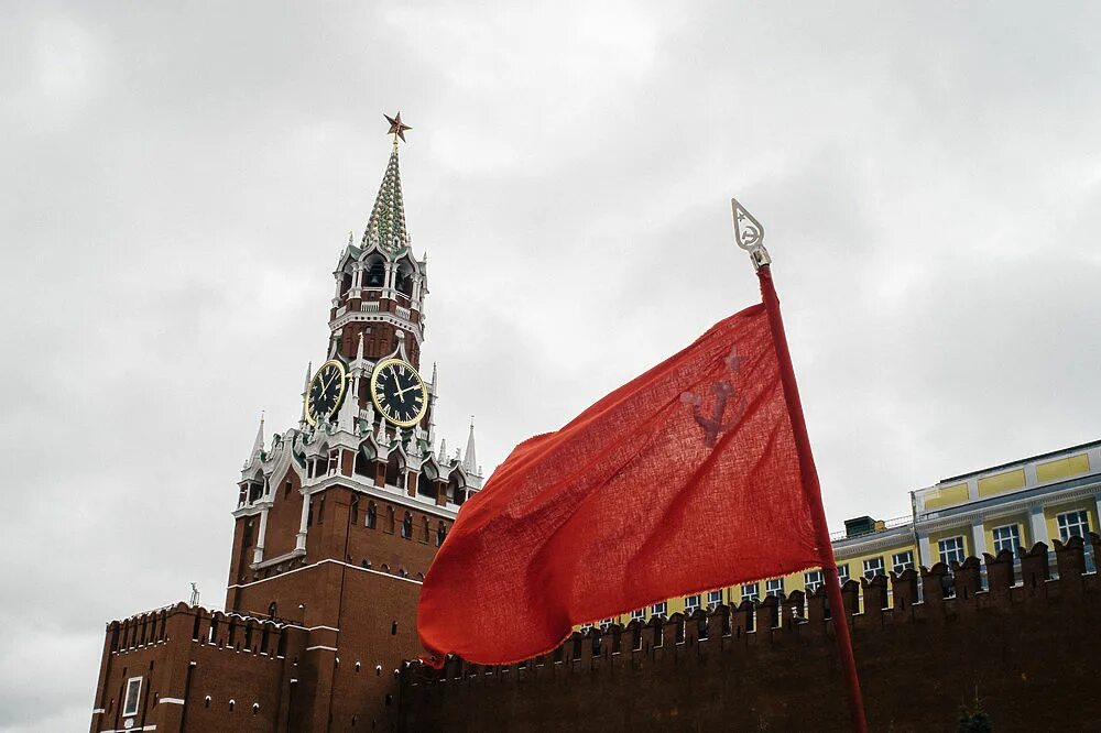 Кремлевская ссср. Московский Кремль 1991 СССР. Красный флаг СССР над Кремлем. СССР Москва Кремль флаг. Красный флаг над Кремлем 1918.