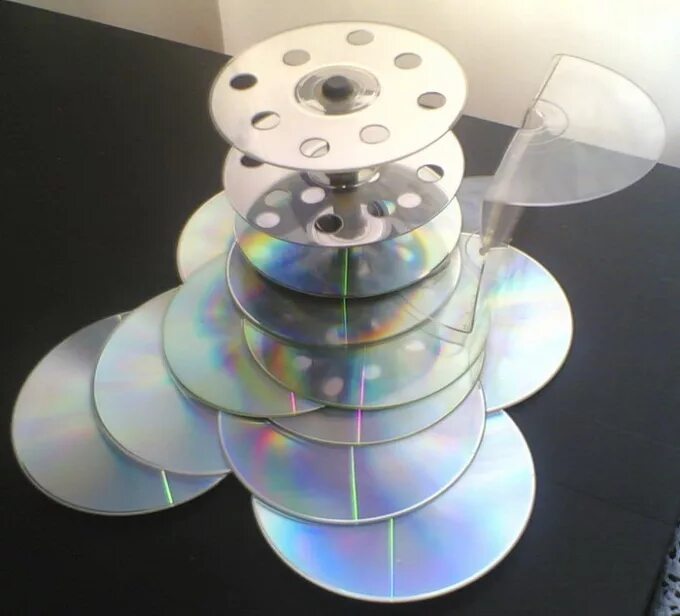 Компьютерные диски в интерьере. Подставка из компакт дисков. Самоделки из CD дисков. Компакт диски в интерьере.