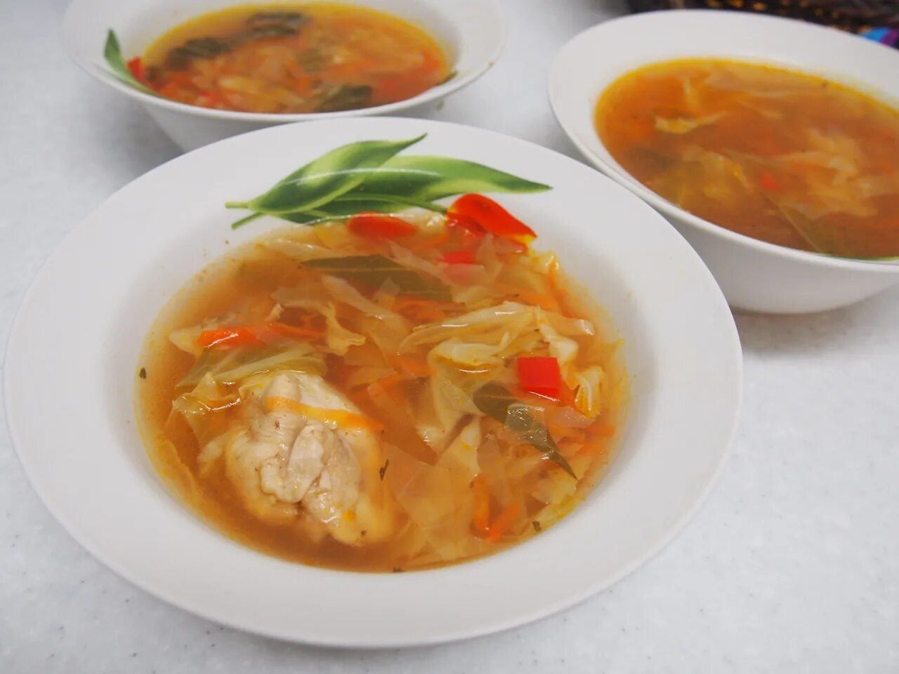 Борщ из свежей капусты с картофелем. Борщ с капустой и картофелем. Борщ с кислой капустой. Суп капустняк. Борщ из квашеной капусты со свининой.