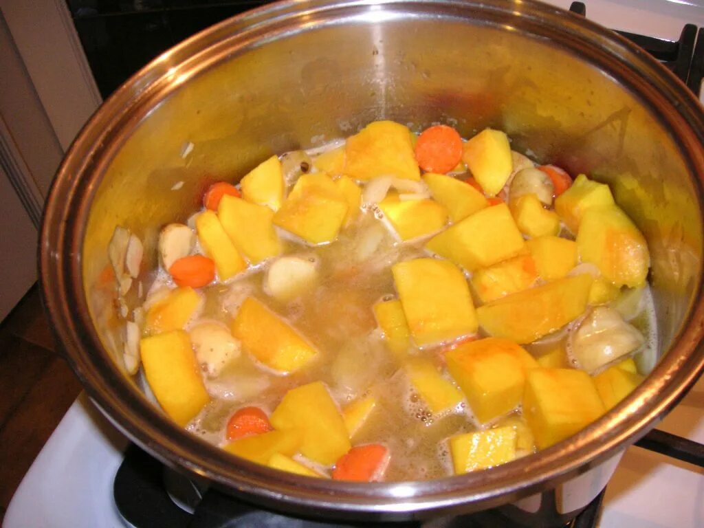 Диетический суп из тыквы. Тыква на воде в кастрюле. Варка тыквы. Пареная тыква в кастрюле. Тушить тыкву в кастрюле.