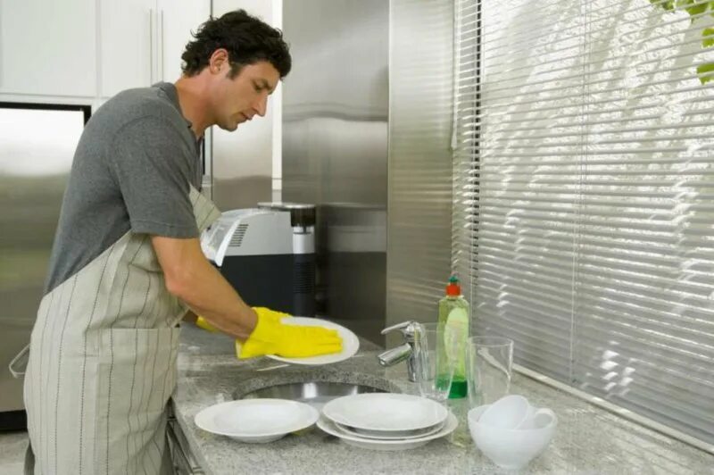 Моет мужа. Мужчина моющий посуду. Мужчина моет посуду. Муж моет посуду. Мойщик посуды мужчина.