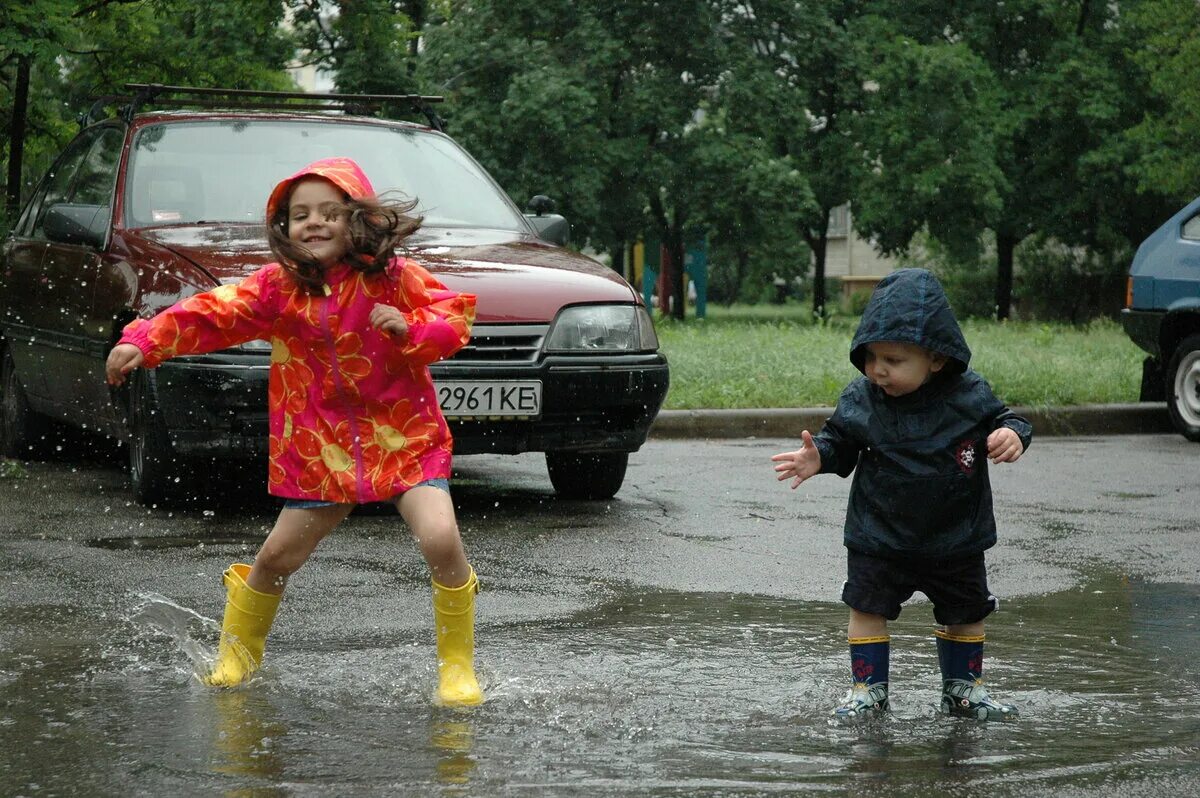 Ребенок в луже. Прыгать по лужам. Дети дождя.