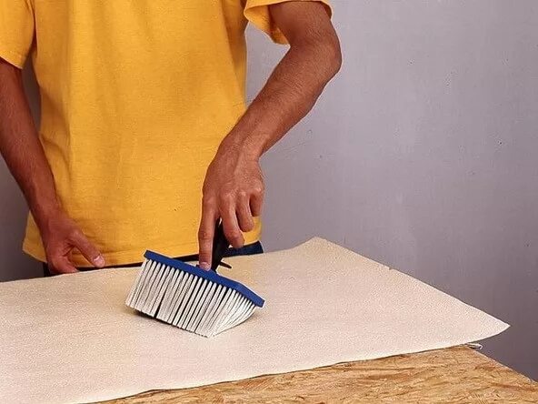 Валик для нанесения обойного клея. Нанесение клея на обои. Нанесение клея на обои. Грунтовка синяя для стен. Кисть для клея обойного на стену нанесения.