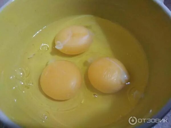 Белая пленка в яйце. Желток куриного яйца. Выкатывание яйцом от болезней. Яйцо пашот в пищевой пленке. Разбитое яйцо.