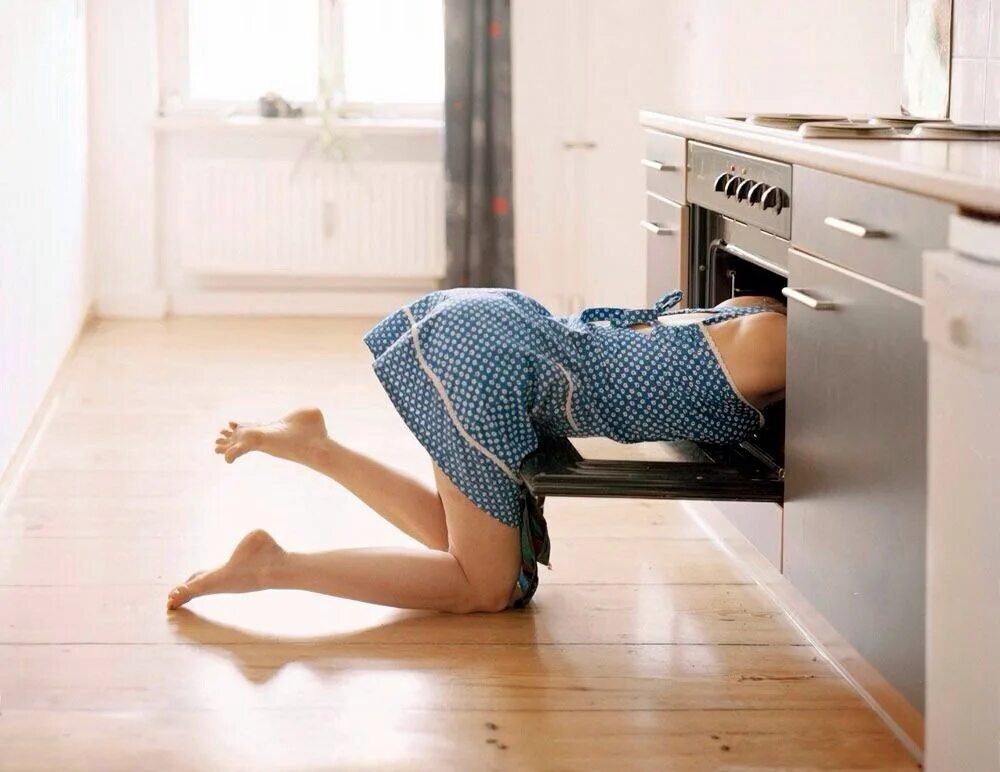 Русская жена ждет мужа. Женщина на кухне. Женщина на кухонном столе. Фотосессия на кухне. Красивая девушка на кухне.