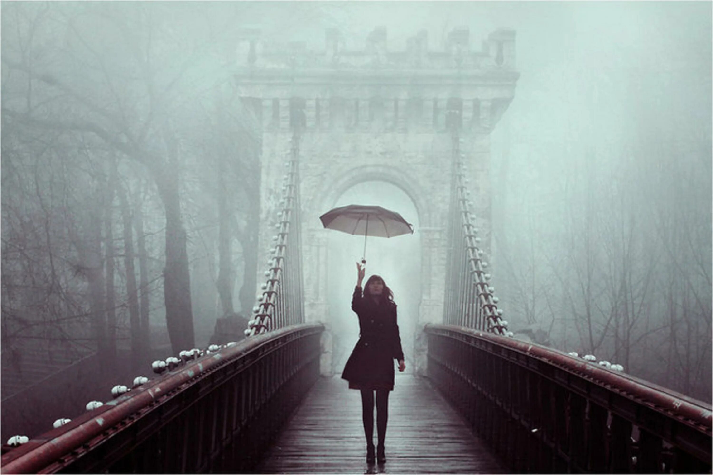 Человек на мосту. Девушка идет по мосту. Девушка на мосту. Девушка стоящая на мосту.