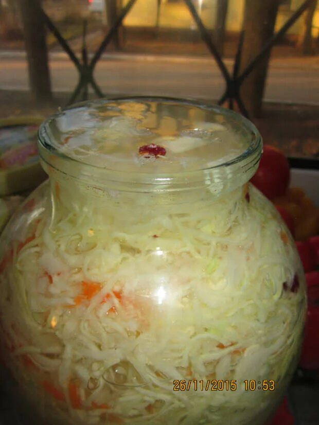 Капуста с рассолом быстрый способ. Монастырская кухня квашеная капуста. квашеная капуста в банке. квашеная капуста рассол. быстрая квашеная капуста.