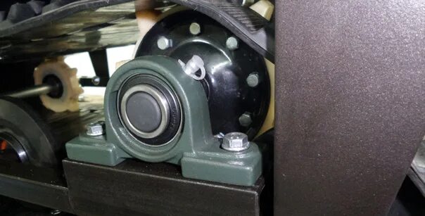 Съемник катков снегохода буран. Смазка подшипники буран. Смазка подшипника катка снегохода буран. Корпус подшипника на мотобуксировщик pfl 205. Смазка катков тележек мотобуксировщика.