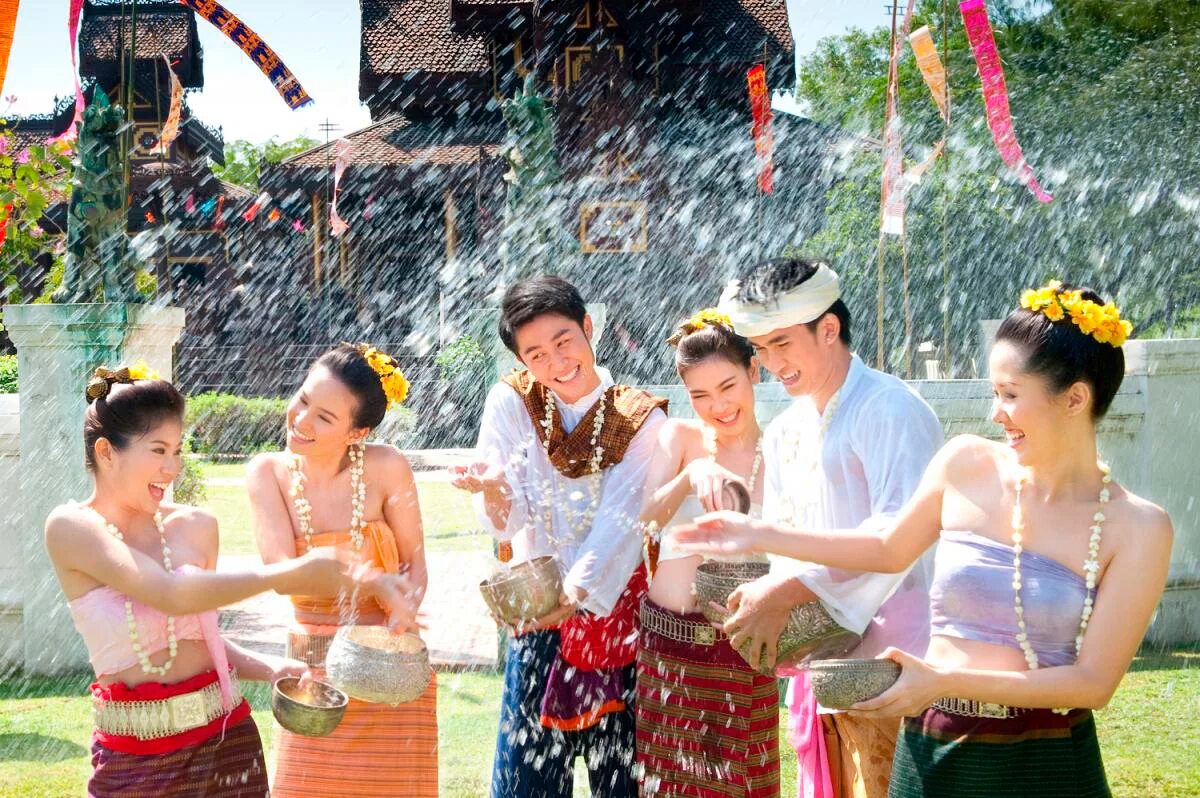 Songkran (Сонгкран) в Таиланде. Тайский новый год Сонгкран. Тайский новый год - фестиваль Сонгкран. Тайланд апрель праздник Сонгкран.