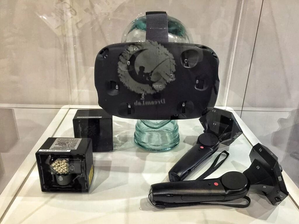 Vr vision pro. HTC Vive Steam. Steam VR очки. Steam VR HTC. HTC VR 2015.