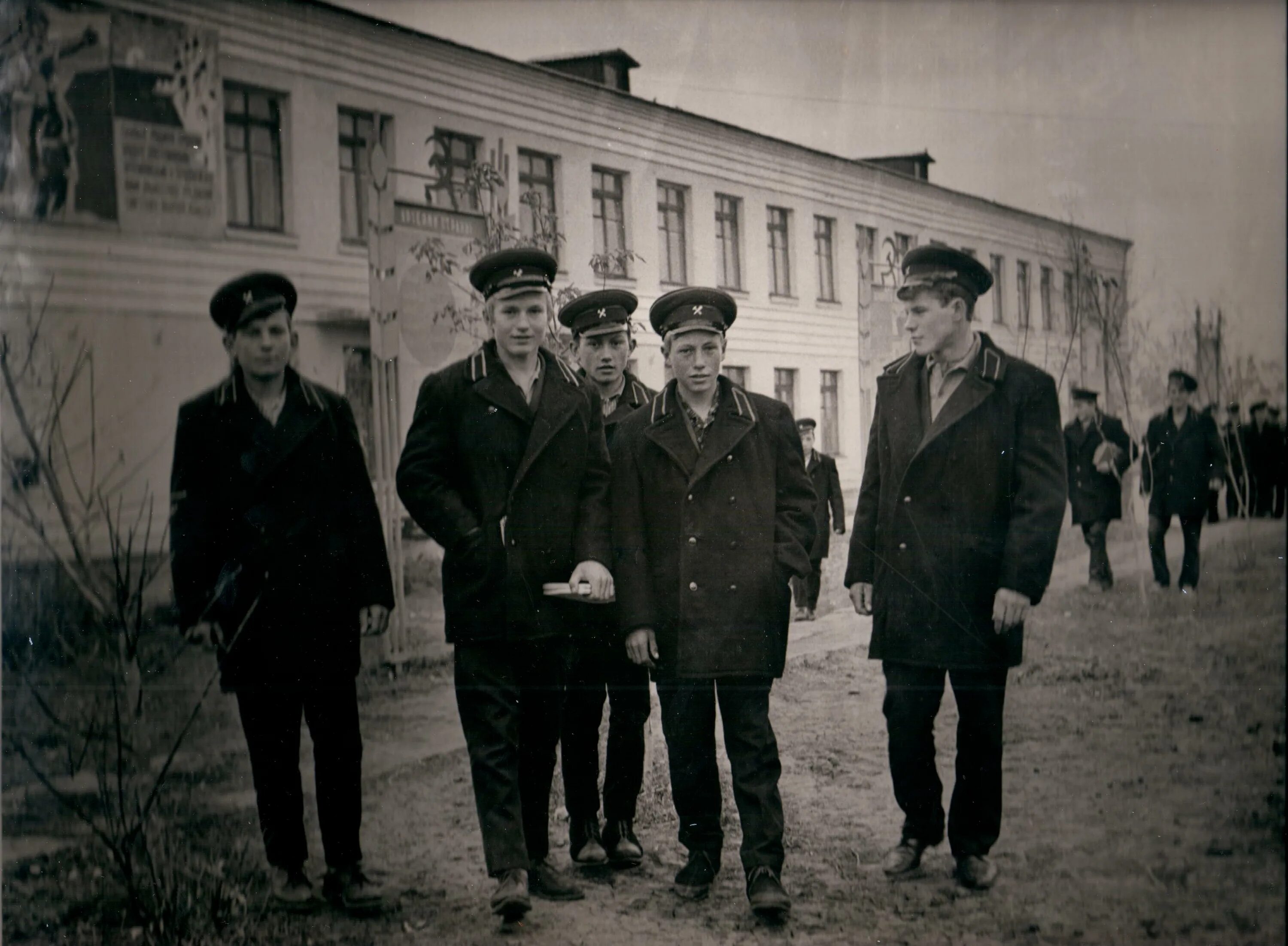 выпускники спту. сестрорецк здание пту 120. профессиональное училище № 58. пту 63 ленинград. пту 120 сестрорецк.