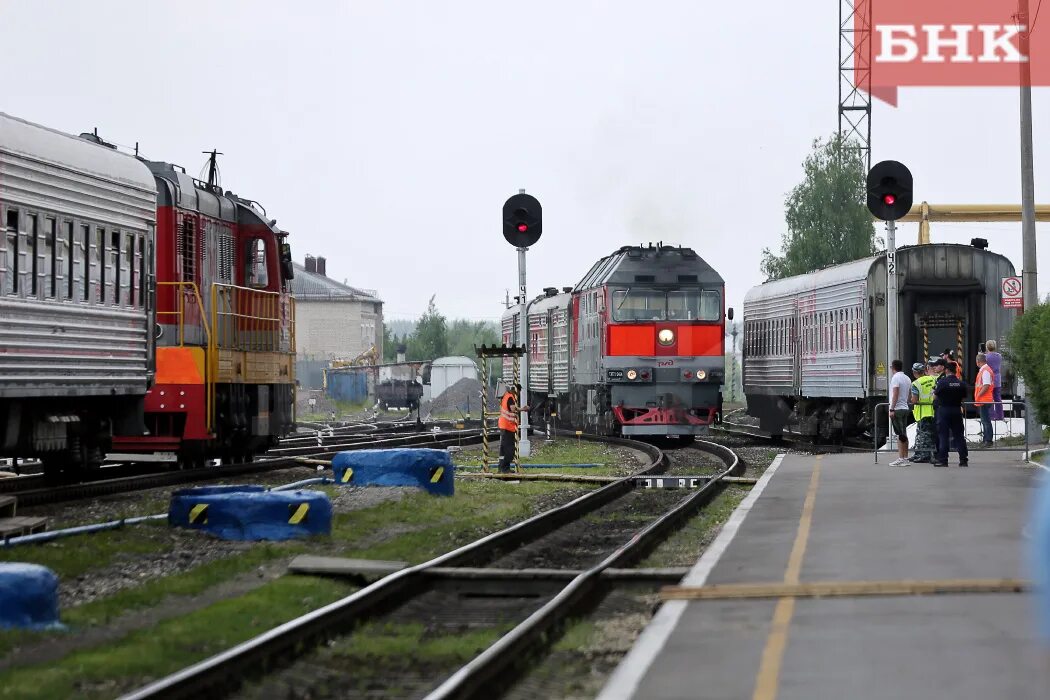 Пригородный поезд Печора Кожва. Пригородный поезд Печора Инта. Поезд Печора Сыктывкар. Железная дорога Сыктывкар Воркута. Инта печора