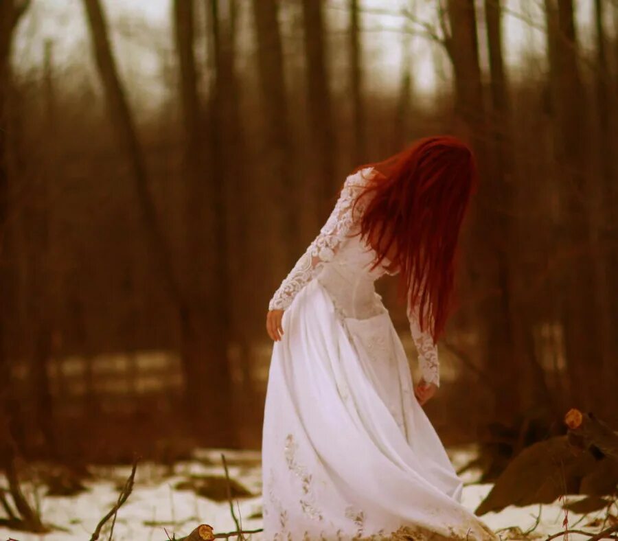 рыжеволосая женщина. рыжая девушка в белом. Redhead евгений mwl. рыжая девушка в белом. рыжая девушка в длинном платье.