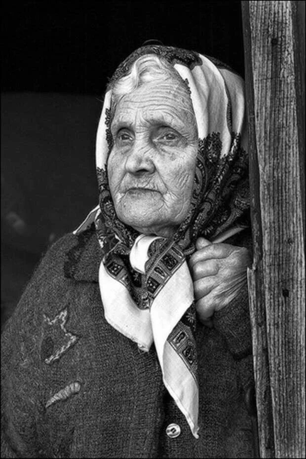 Старая мама. Старенькая мама в платочке. Старенькая мама. Портрет бабушки. Про старых мать