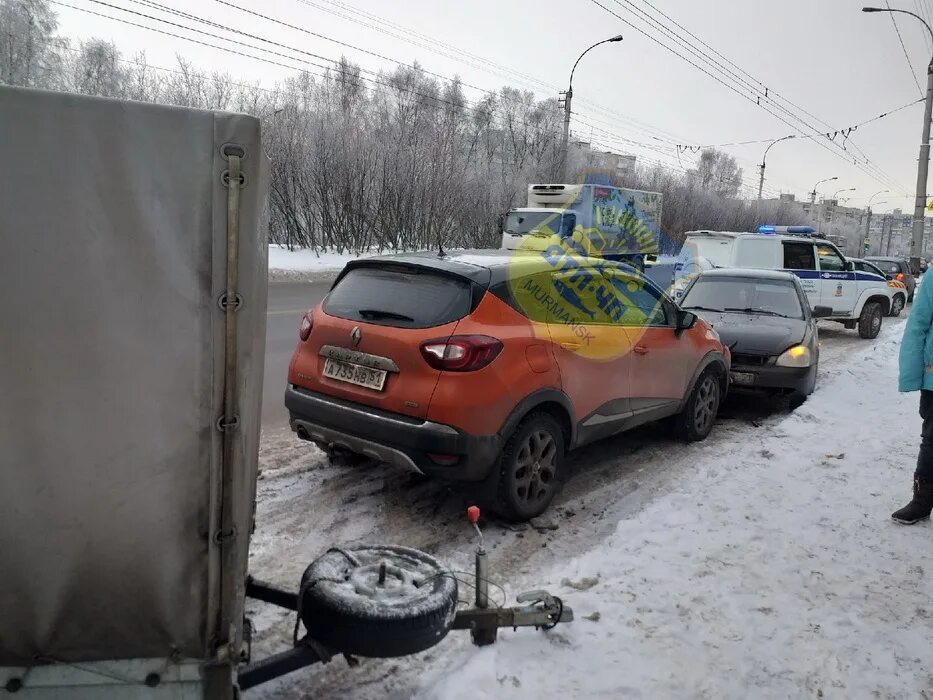 Мурманск чп сегодня. Аварии с учебным троллейбусом Мурманск на Копытова. ДТП ЧП Мурманск сегодня. Авария с учебным троллейбусом на ул Копытова Мурманск от 14 января 2016.