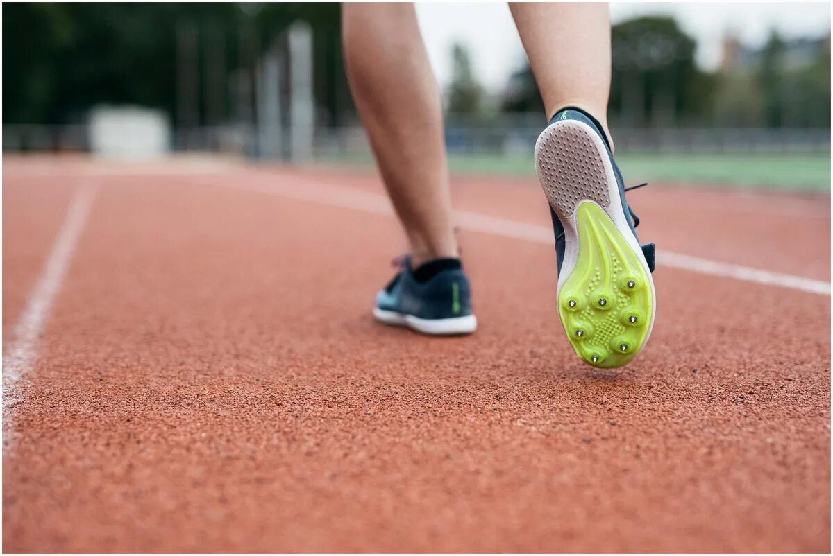 Кроссовки бег. Nike super runner. Кроссовки для бега легкая атлетика. Asics бег. Обувь с шипами для бега.