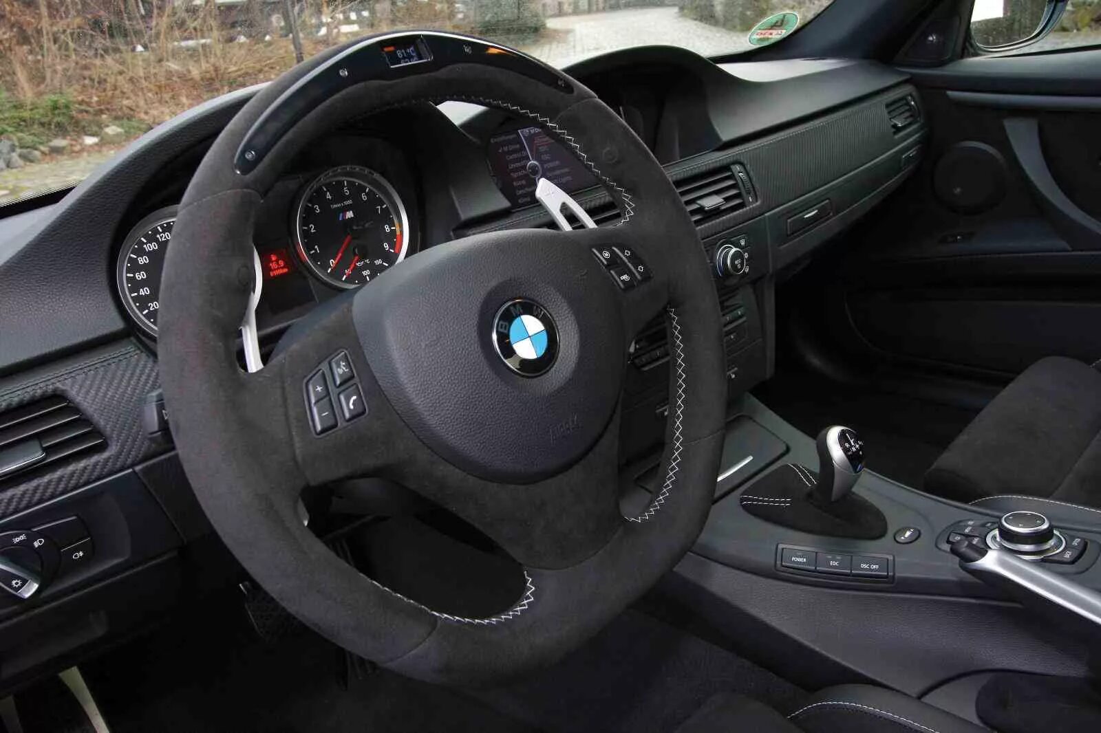 Куплю бмв автомат. BMW m3 e92 салон. BMW e92 салон. BMW m3 2008 салон. М руль БМВ е92.