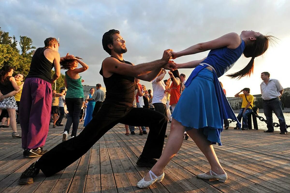 Где танцуют ногами. Танцующие люди. Социальные танцы. Танцы на открытом воздухе. Молодежные танцы.
