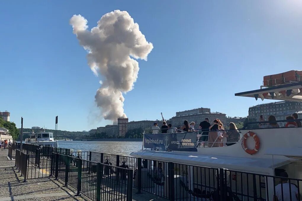 Московский взрыв сегодня. Очевидица взрыва в кафе набережной СПБ. Взрыв на Краснохолмской набережной. Взрывы над Москвой. Склад пиротехники.