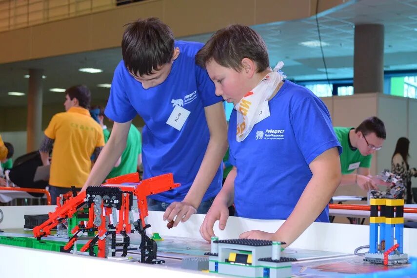 Инженерно-технические кадры инновационной россии». Kidzzzlab, пермь. Перетягивание каната роботами. Пермь робототехника курсы для детей. Робочад.