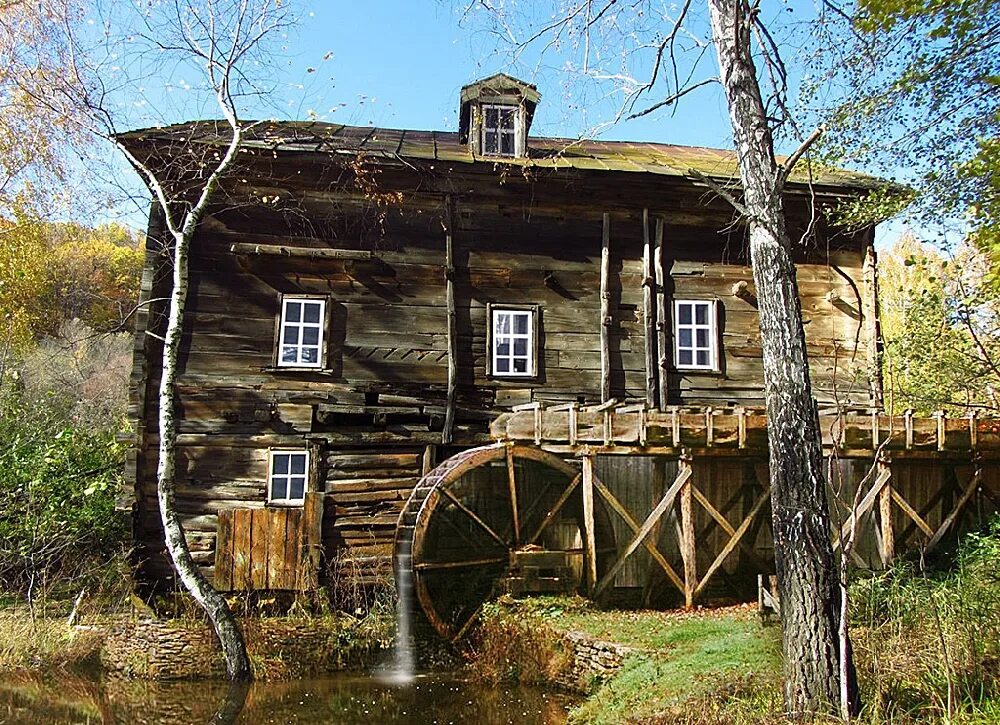 Мельница старый дом. Село лох водяная мельница. Водяная мельница село лох Саратовская область. Деревня у водяной мельницы лох. Водяная мельница Новобурасский район.