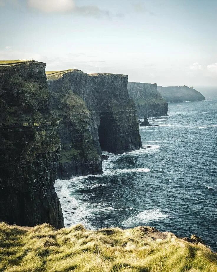Клиф какого. Cliffs of Moher Ирландия. Утёсы мохер Ирландия. Утесы в Ирландии. Утёсы мохер Ирландия фото.