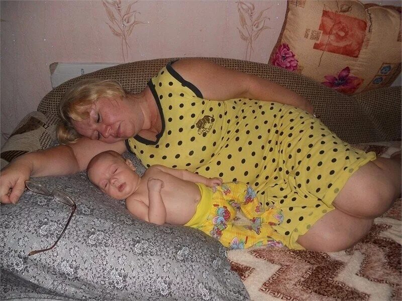 Спящие мать. Пышную спящую маму. Пышную спящую маму. Пышную спящую маму. Русские спящие.