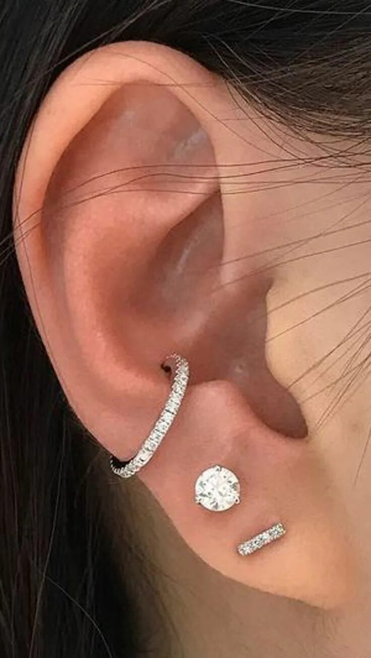 В какое ухо вставить серьгу. Прокол хряща хеликс серьги. Парень с серьгой. Серьги для пирсинга ушей мужские. Серьга в ухе.