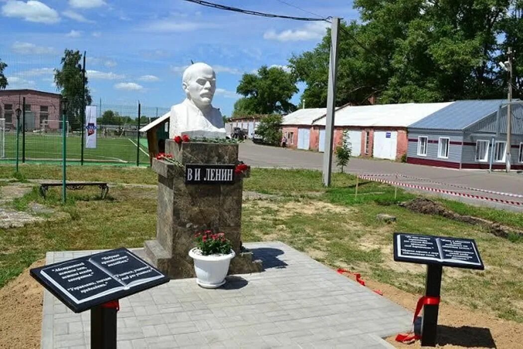 Сайт грибановского воронежской. Воронежская область п г т Грибановский. Памятники в пгт Грибановский Воронежской области. Достопримечательности пгт Грибановский. Пгт Грибановка Воронежской области.