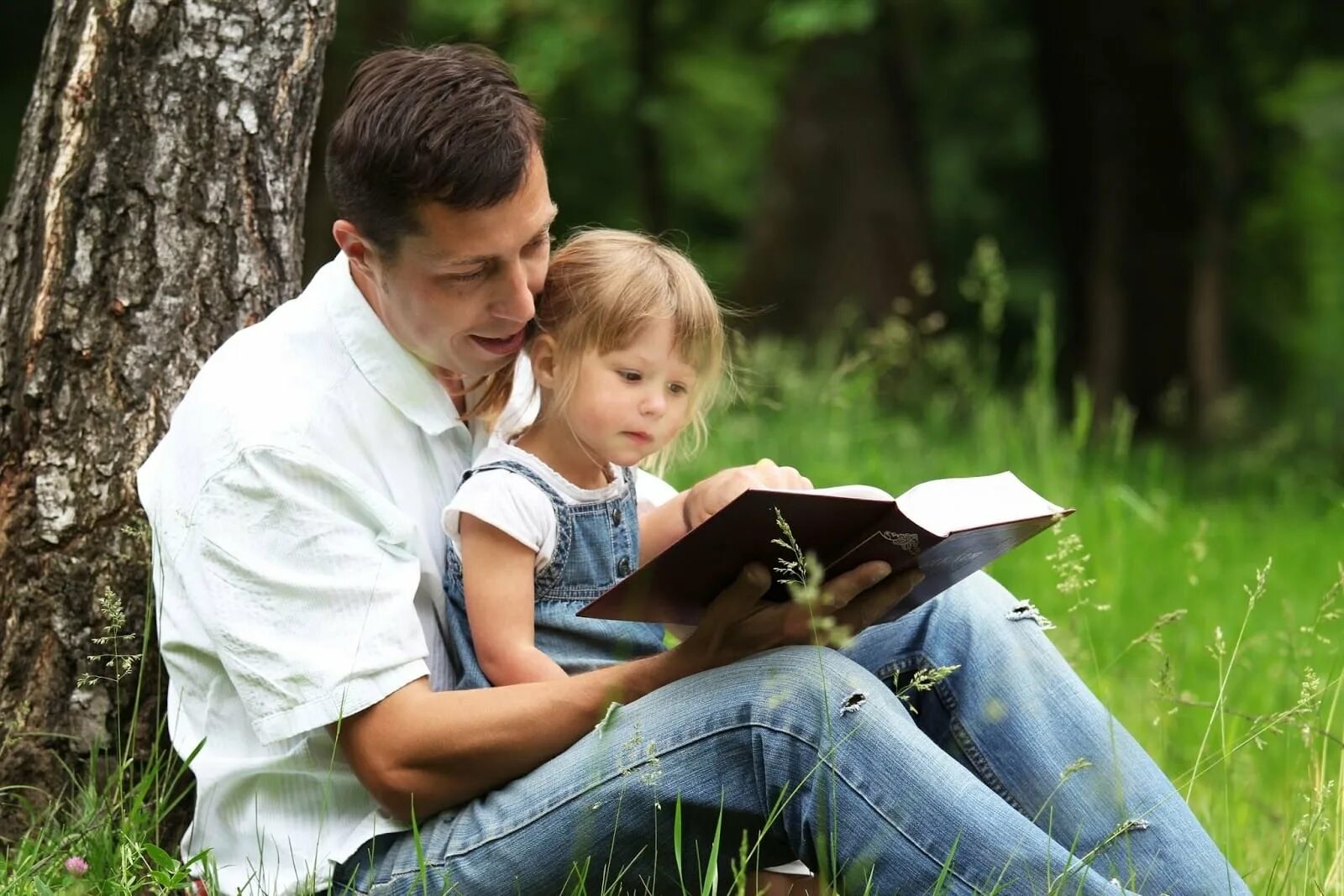 Время проведенное с книгой. Дети и природа. Чтение на природе. Родители и дети. Человек читает Библию.