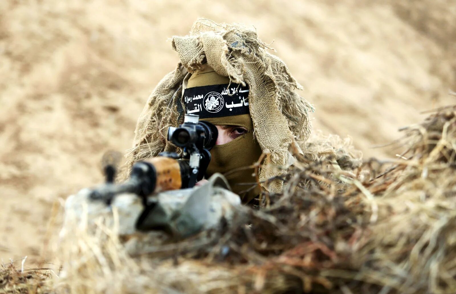 Снайпер азова. Снайпер с свд рф в сирии. Снайпера в сирии мочат террористов. Снайпер террористов. Армянские снайперши в алеппо.