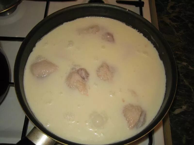 Соус для курицы на сковороде из сметаны. Подача соусов. Соус к курице из сметаны. Приготовить подливу в сметане. Сметанный соус к картошке.