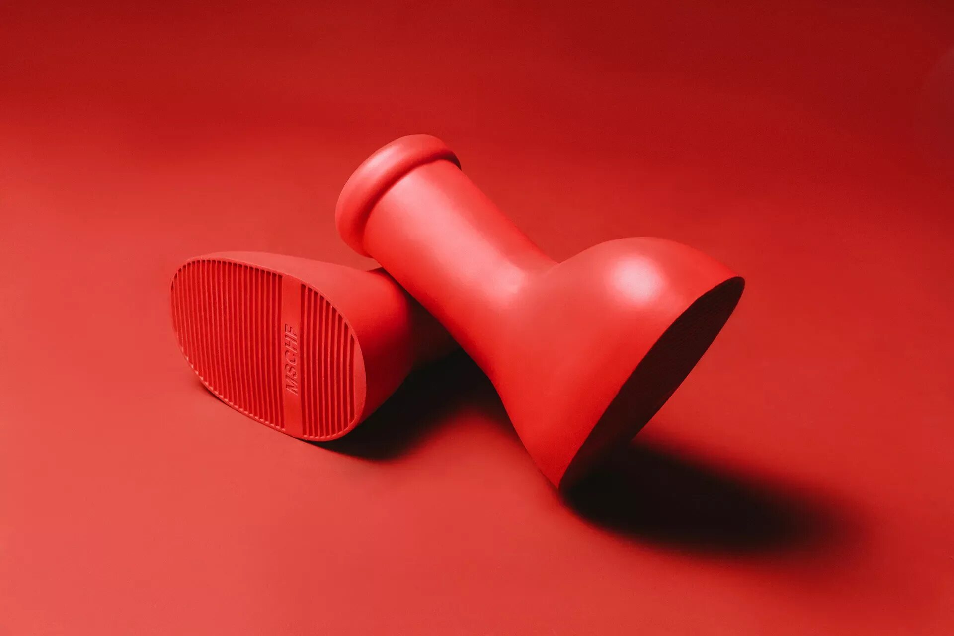 Red boot. Красные ботильоны и красные колготки. Красные ботинки png. Mschf сапоги. Огромные красные ботинки.