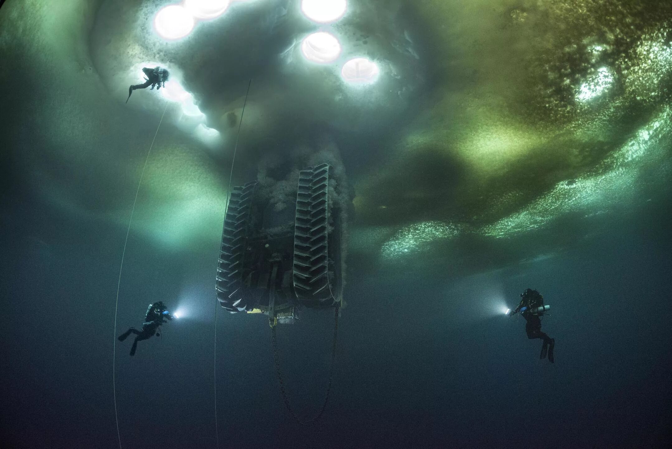Как называется боязнь больших. Талассофобия Лавкрафт. Гигантские предметы под водой. Большие объекты под водой. Страх объектов под водой.