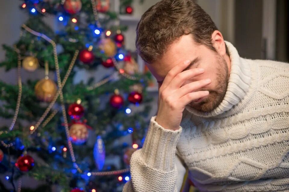 Рождество люди. The christmas party. Человек запутался в гирлянде. Sad christmas. Мужчина подавленный новый год.