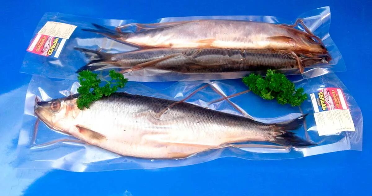 Купить рыбу упаковку. Рыба в вакуумной упаковке. Упаковка свежей рыбы. Упаковка рыбы в вакуумный упаковщик. Вакуумные пакеты для рыбы.