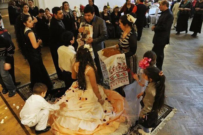 Свадьба цыган. Среди болот цыганских свадеб. Среди болот цыганских свадеб. Цыганская свадьба. Цыганский поселок.