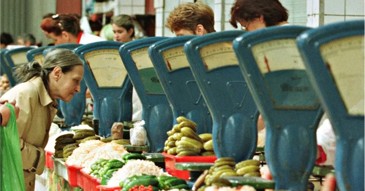 Продукта на рынке производстве и. Рынок это в экономике. Экономический рынок. На рынке. Люди на рынке.