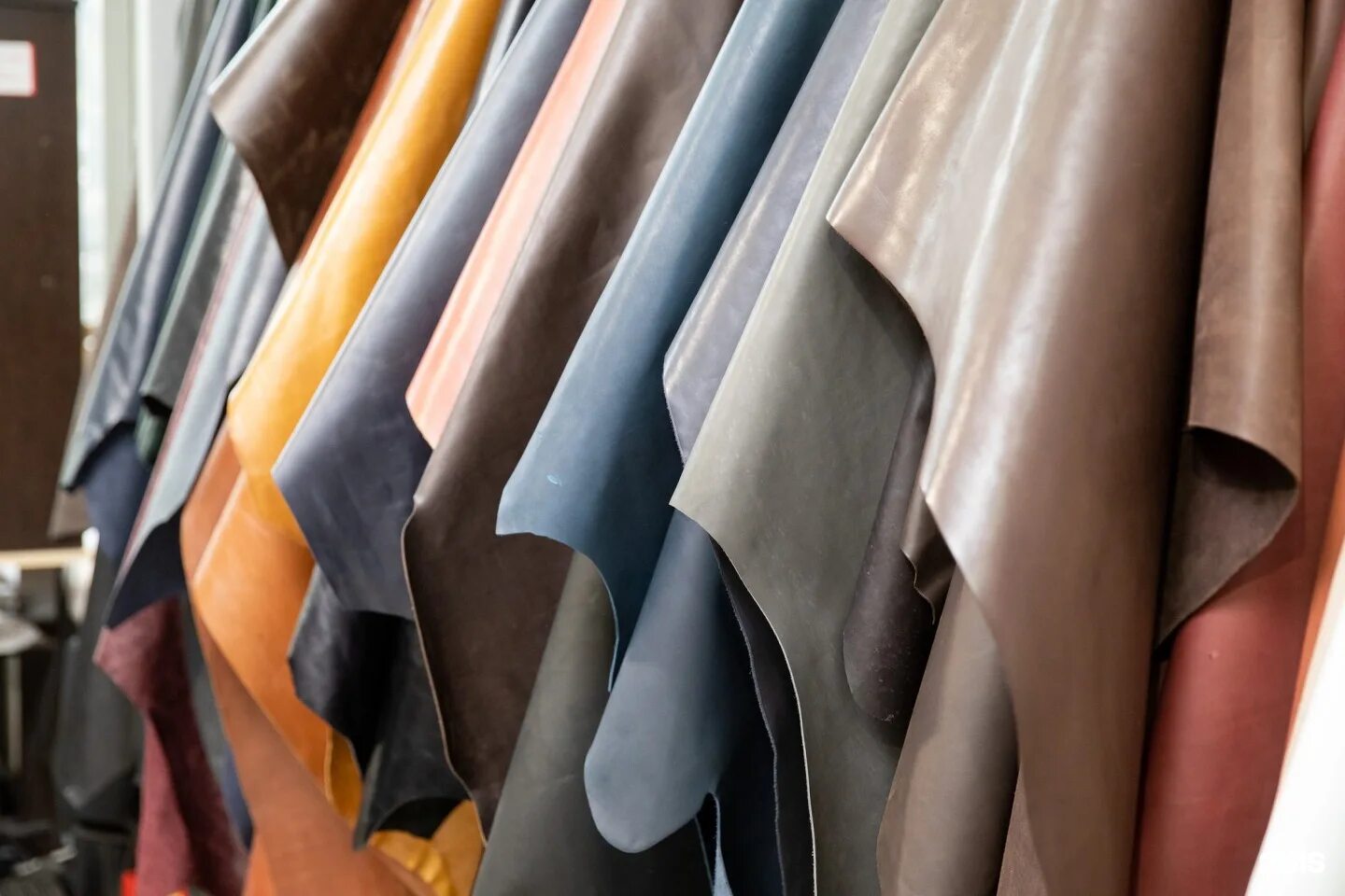 кожевенная лавка в краснодаре. кожгалантерейные изделия из кожи. кожан магазин кожи. кожан магазин кожи. кожаные изделия мелкие.