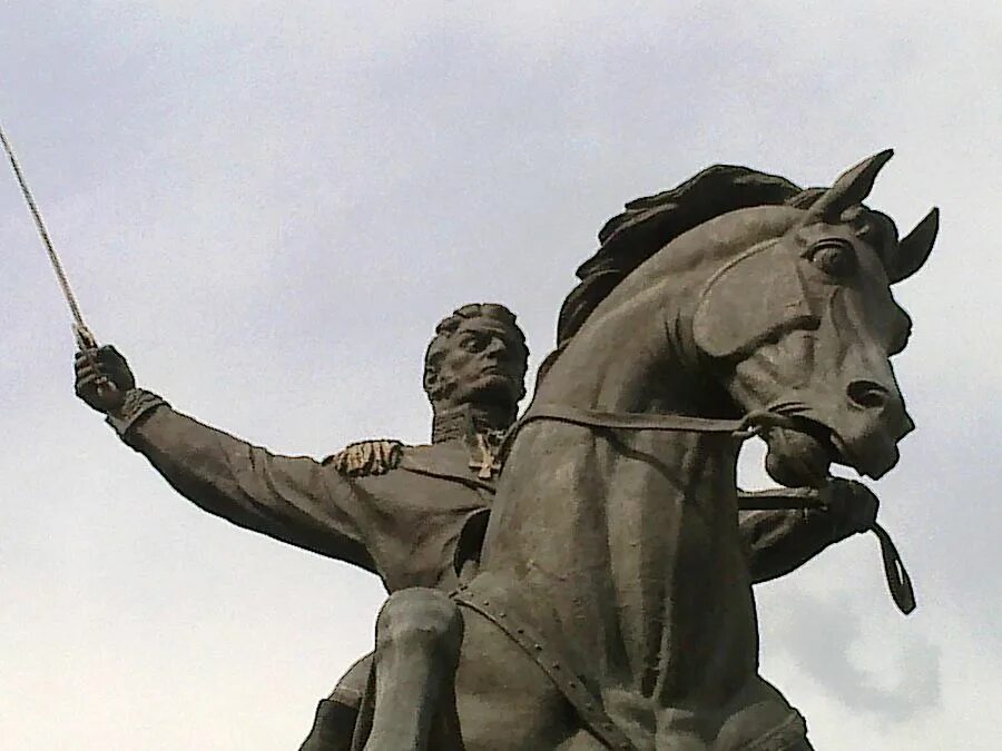 Какое животное воспето в скульптуре в багратионе