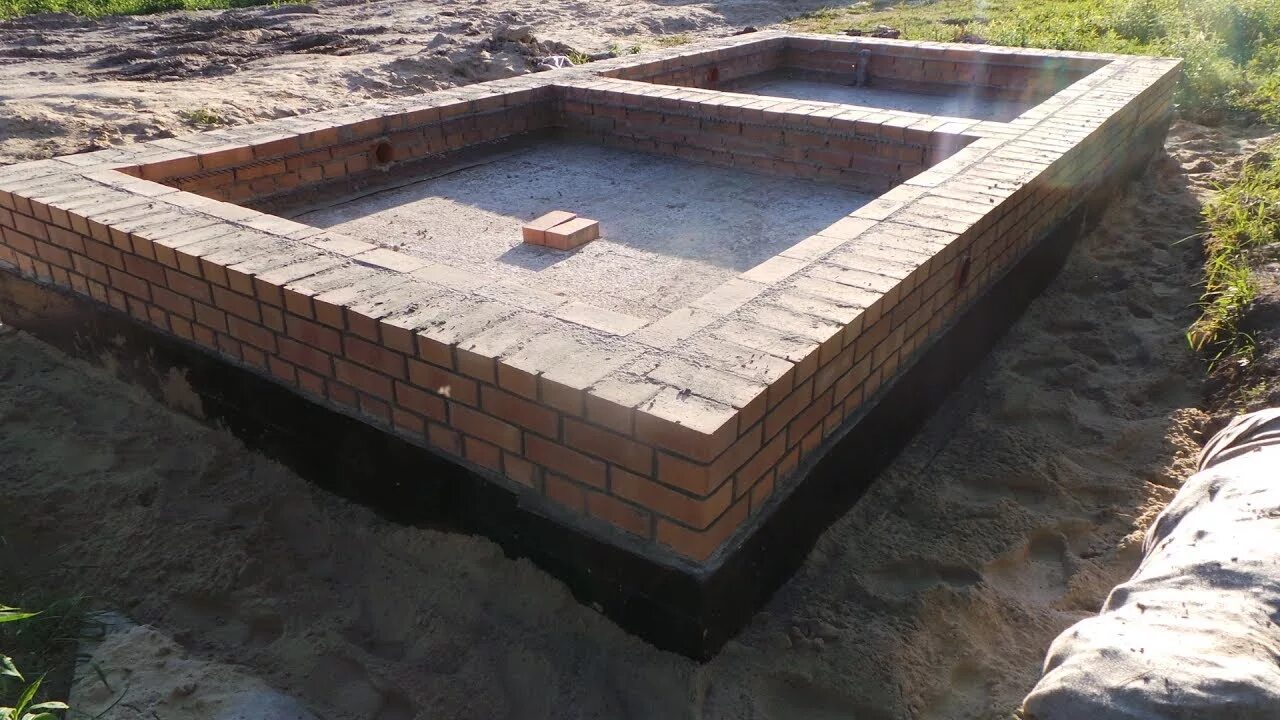 Фундамент для кирпичного дома. Фундамент цоколь 450кв. цоколь бани из кирпича. цоколь под баню из кирпича. цоколь на плитном фундаменте.