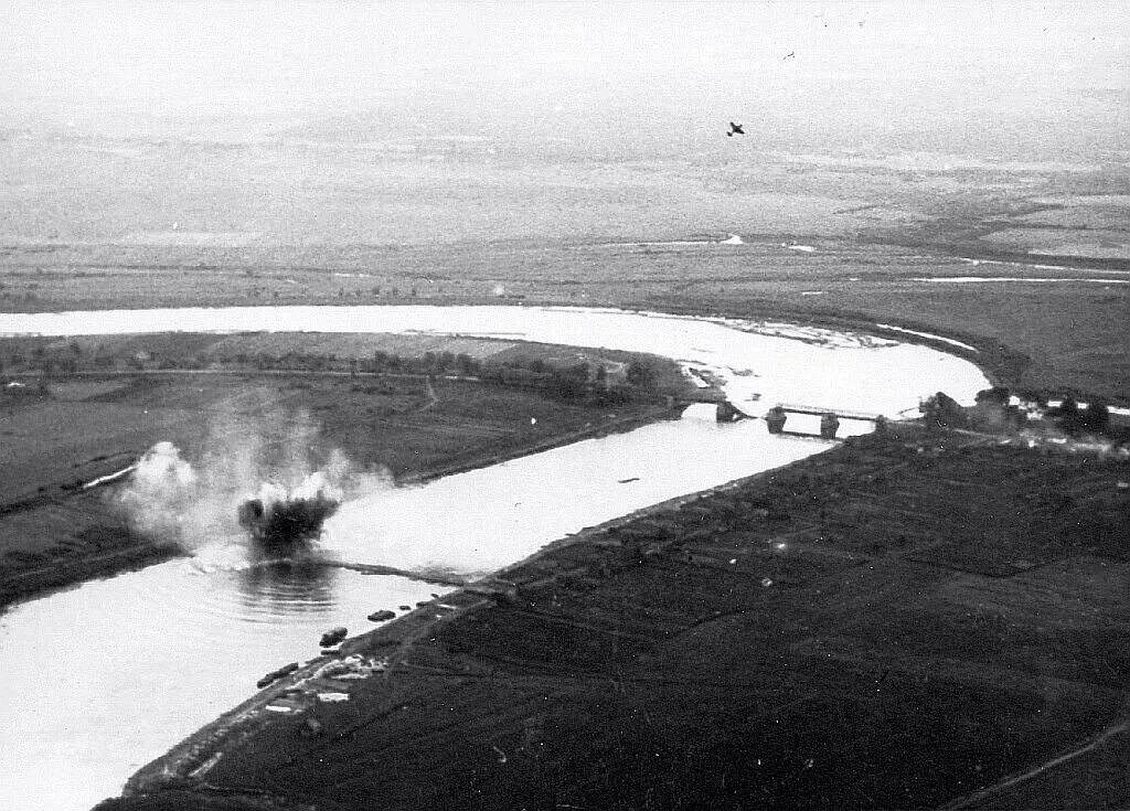 Острове во время второй. Великий мост Великий Новгород 1941. Великий Новгород вторая мировая. Разбомбленный мост Великая Отечественная.